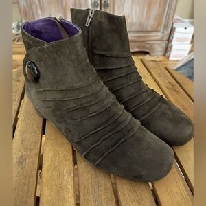 Vaneli Trye Wedgie Ankle Booties - Size 9M - EUC Suede Brown w/Purple inside